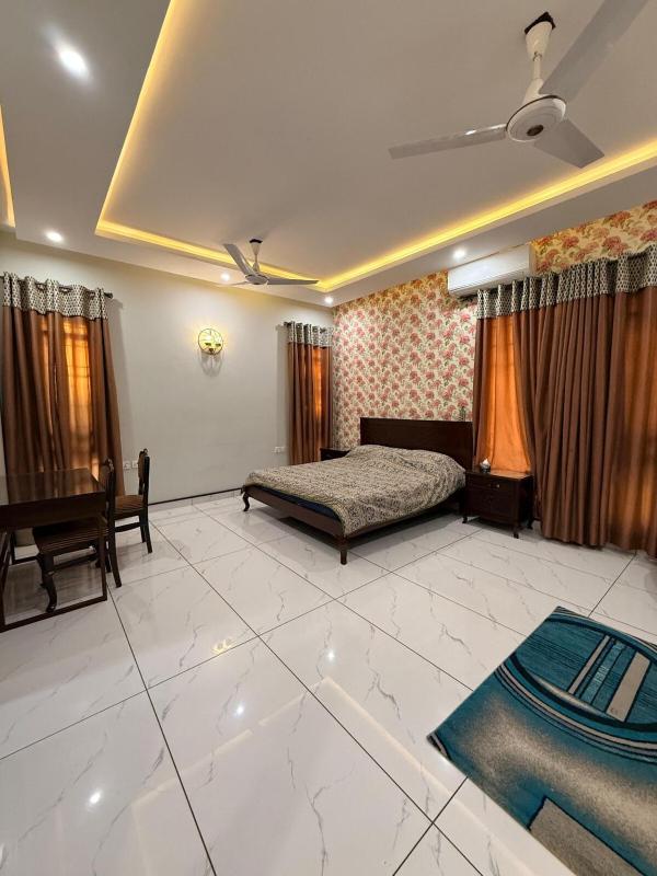 Modern private home ph7 central loc w parking - image 12