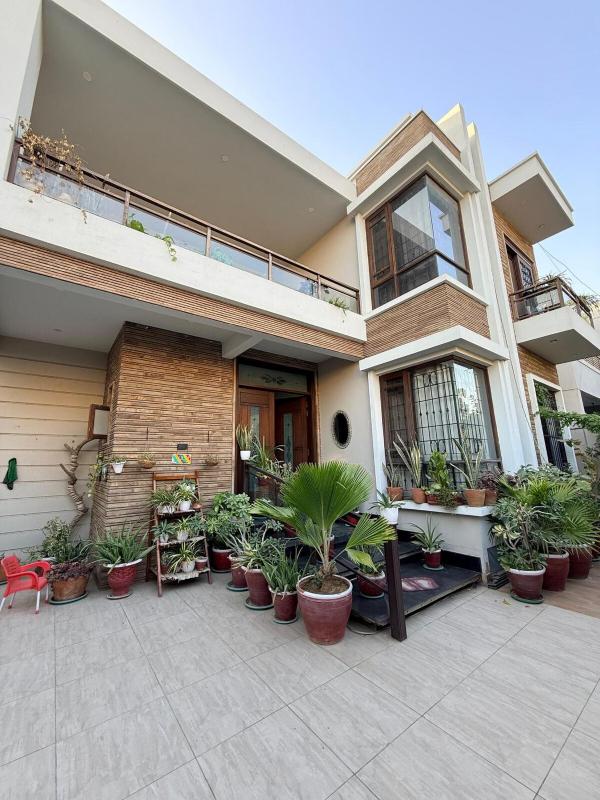 Modern private home ph7 central loc w parking - image 10