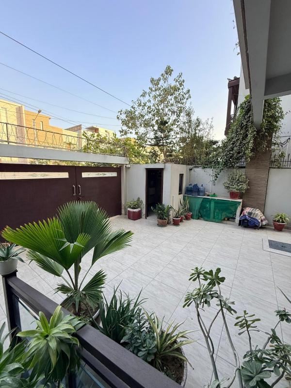 Modern private home ph7 central loc w parking - image 11