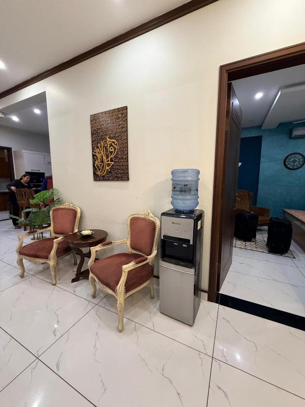 Modern private home ph7 central loc w parking - image 13