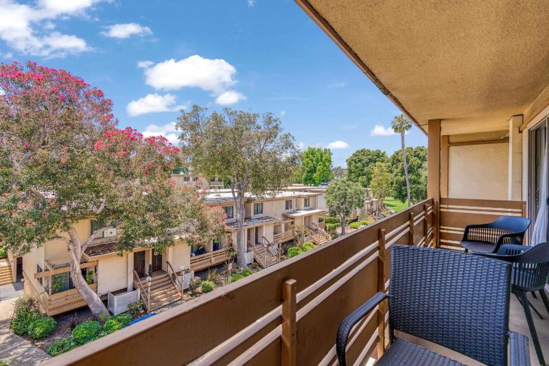 Luxury Condo Resort Amenities - Pool Pickleball - image 2