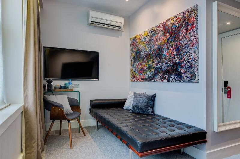 Double Room with Street View image 2