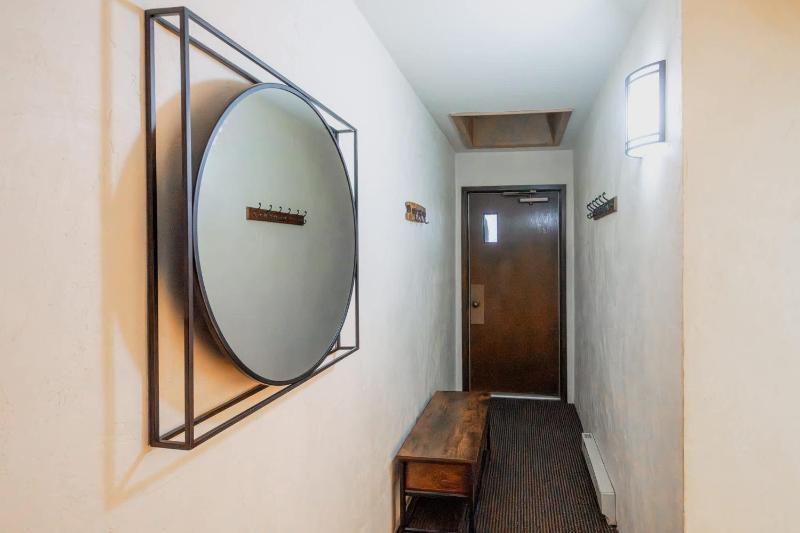 Renovated Riverfront 3 BR Walk to Gondola - image 7