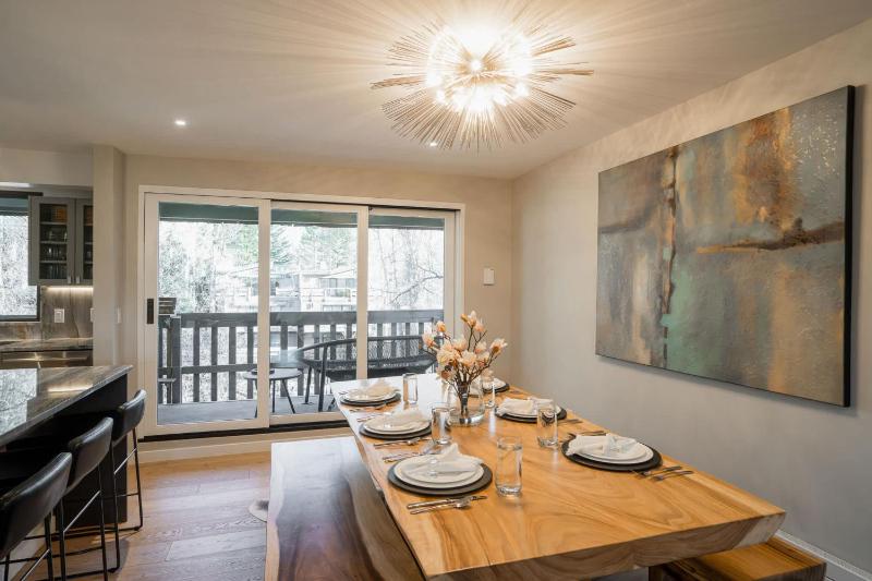 Renovated Riverfront 3 BR Walk to Gondola - image 28
