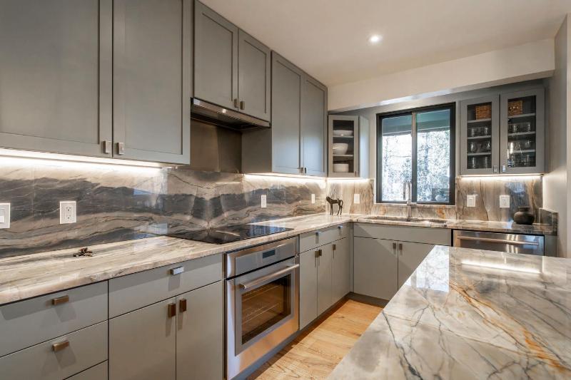 Renovated Riverfront 3 BR Walk to Gondola - image 27
