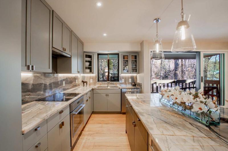 Renovated Riverfront 3 BR Walk to Gondola - image 10