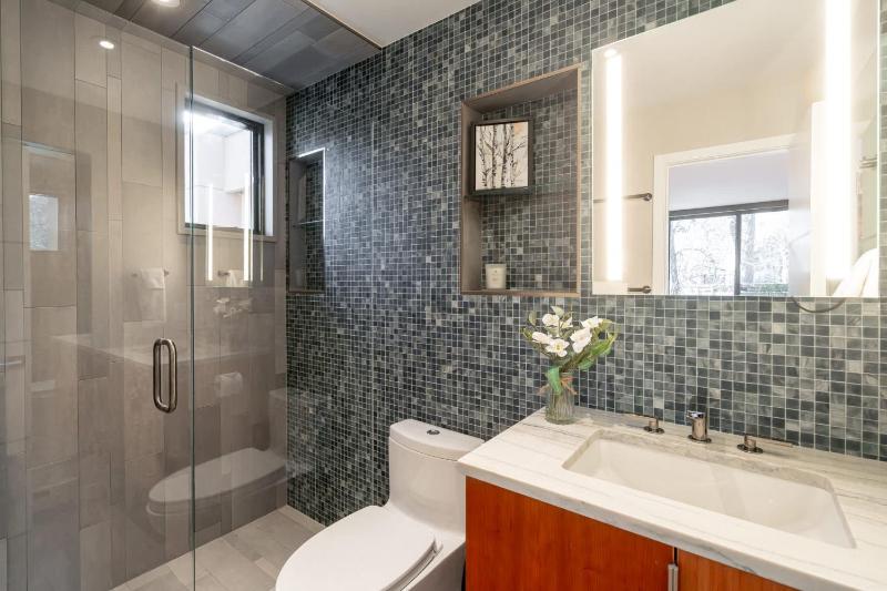 Renovated Riverfront 3 BR Walk to Gondola - image 41