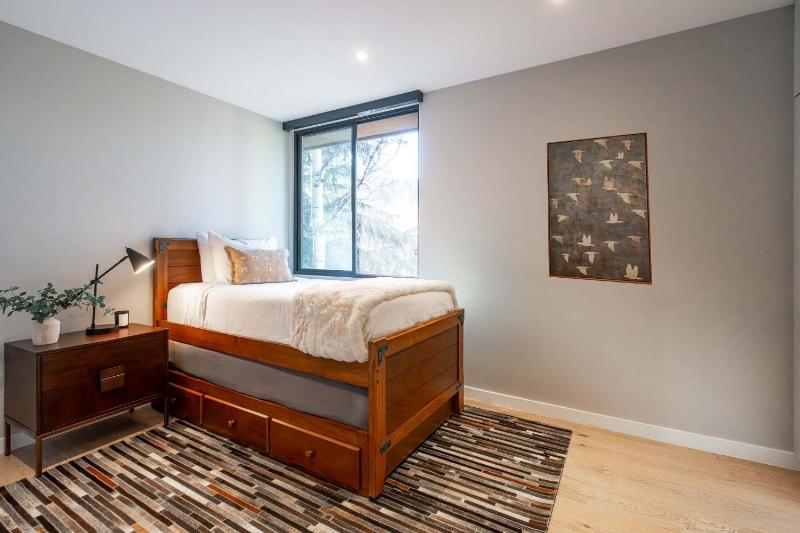 Renovated Riverfront 3 BR Walk to Gondola - image 33