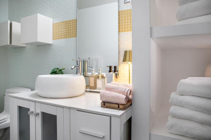 Angel City 1 bedroom Apartment FREE PARKING - image 9