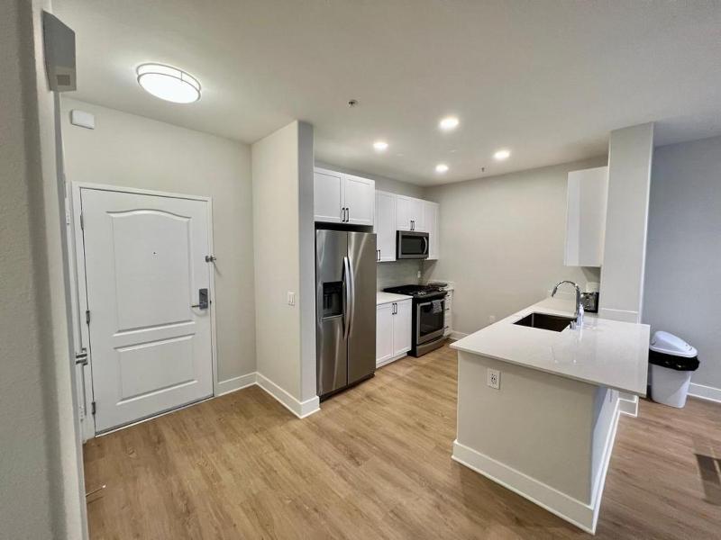 Miracle Mile Apartments - image 9