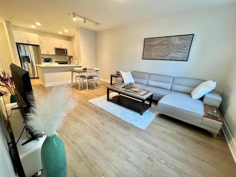 Miracle Mile Apartments - image 8