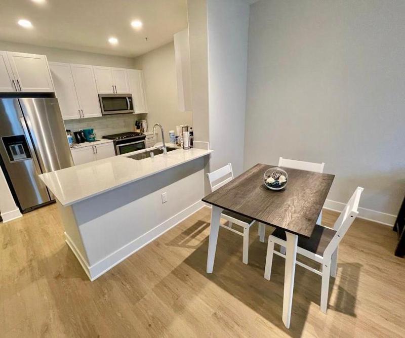 Miracle Mile Apartments - image 4