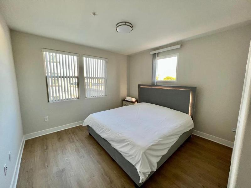 Miracle Mile Apartments - image 6