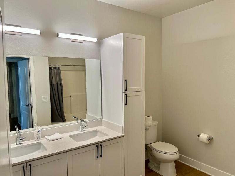Miracle Mile Apartments - image 3