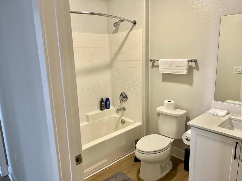 Miracle Mile Apartments - image 5