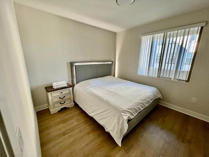 Miracle Mile Apartments - image 2