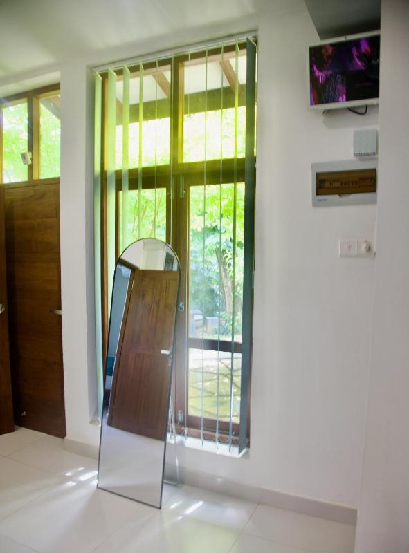 Coastal Dream House with Jacuzzi - 3 Bedrooms - Just Steps from a Stunning Beach - image 7