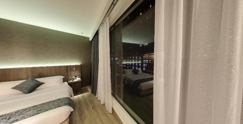Premier Double Room with City View image 1