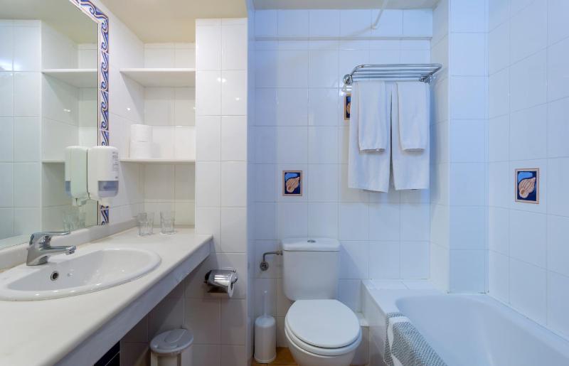 Double or Twin Room with Partial Sea View image 1