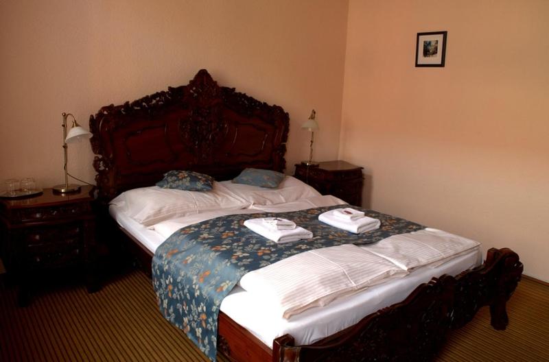 Double or Twin Room image 4