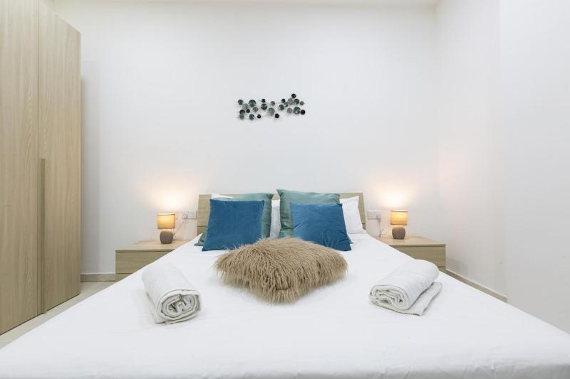 Sliema Suite by the sea - image 5