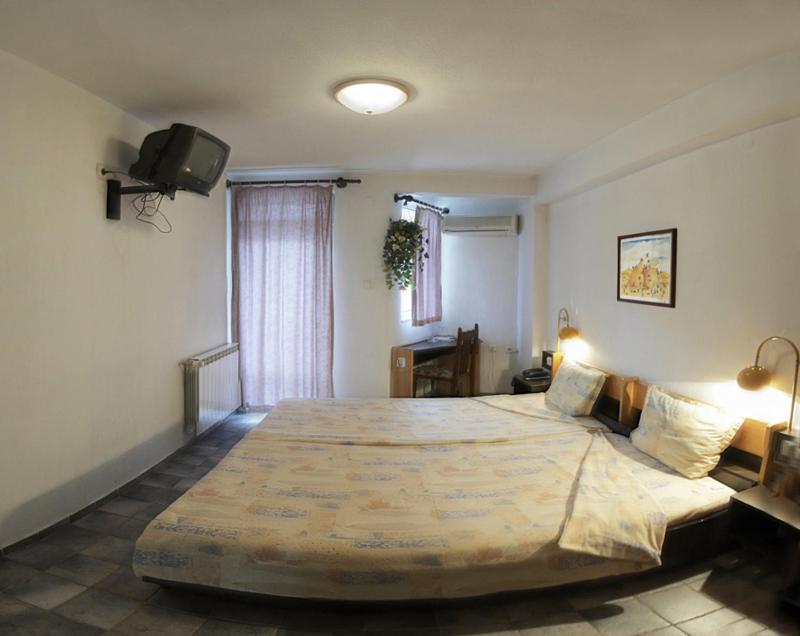 Quadruple Room with Balcony image 3