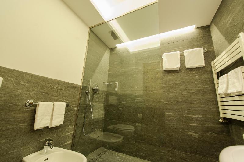 Deluxe Double Room image 2