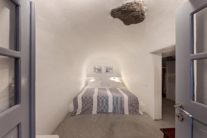 Skala Traditonal Cave House - image 11