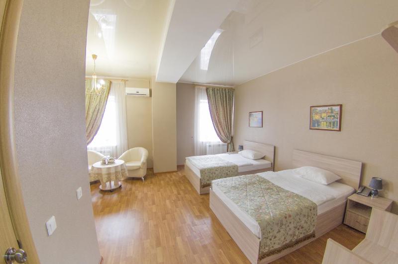 Family Business Twin Room image 2