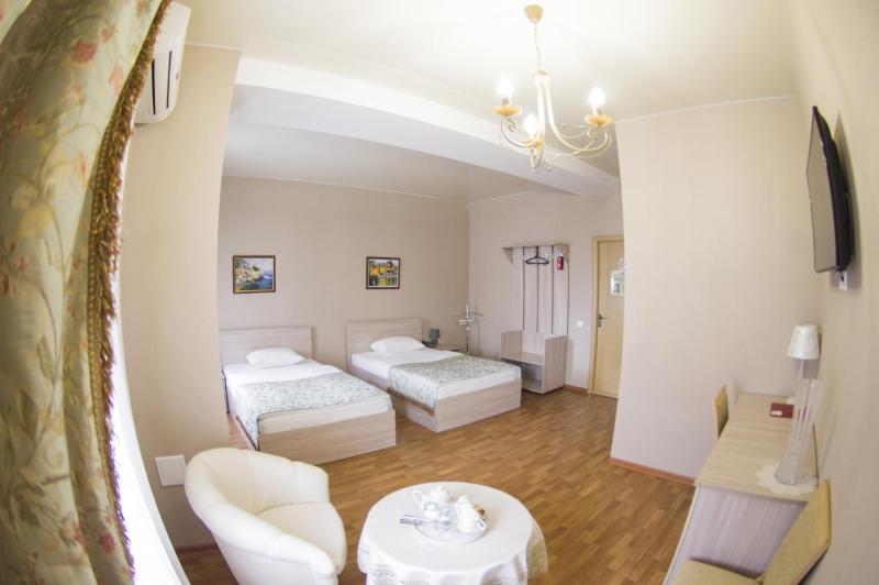 Family Business Twin Room image 3