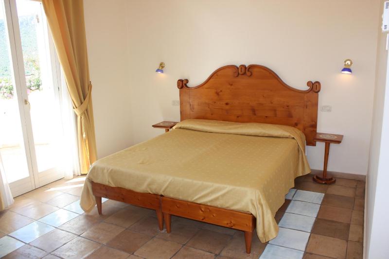 Double or Twin Room with Garden View image 3