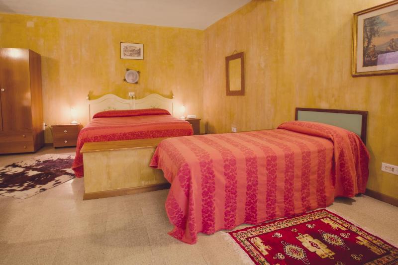 Standard Triple Room image 3