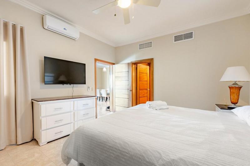 Large apartment at the foot of the beach - image 6