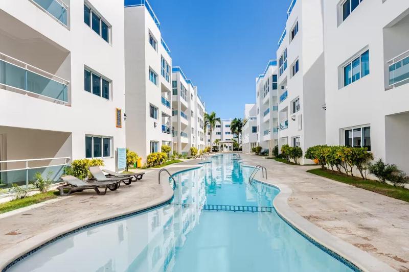 Large apartment at the foot of the beach - image 3