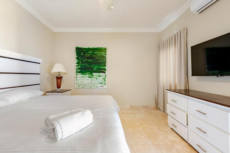 Large apartment at the foot of the beach - image 16