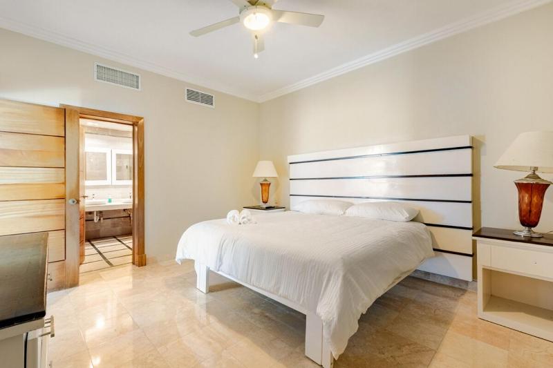 Large apartment at the foot of the beach - image 17