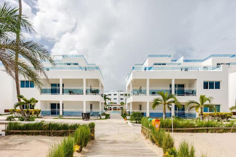Large apartment at the foot of the beach - image 8