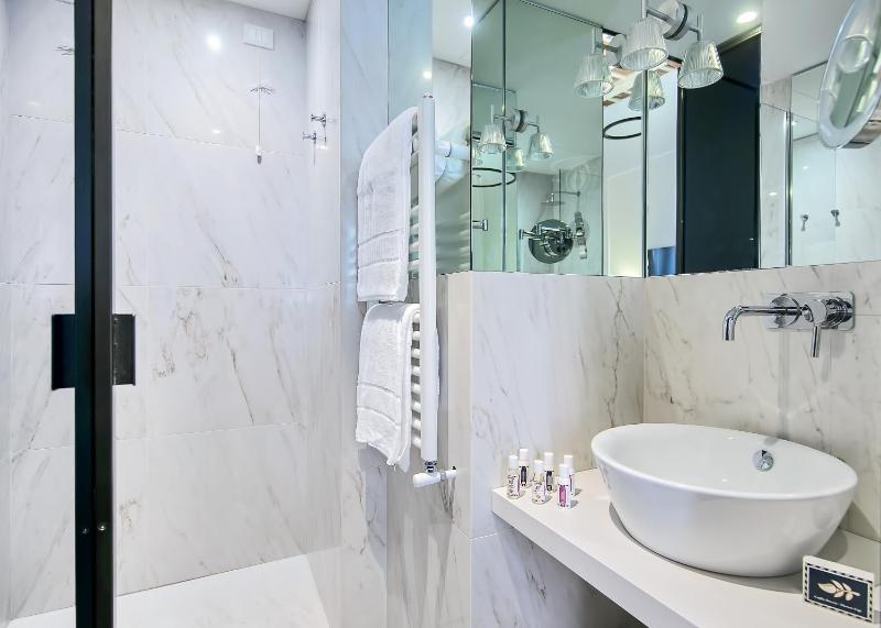 Deluxe Double or Twin Room image 2