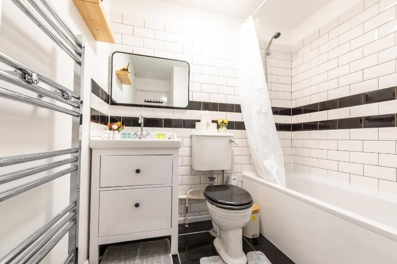 Open Mind Property- Hot tub Sauna & Free Parking - image 6