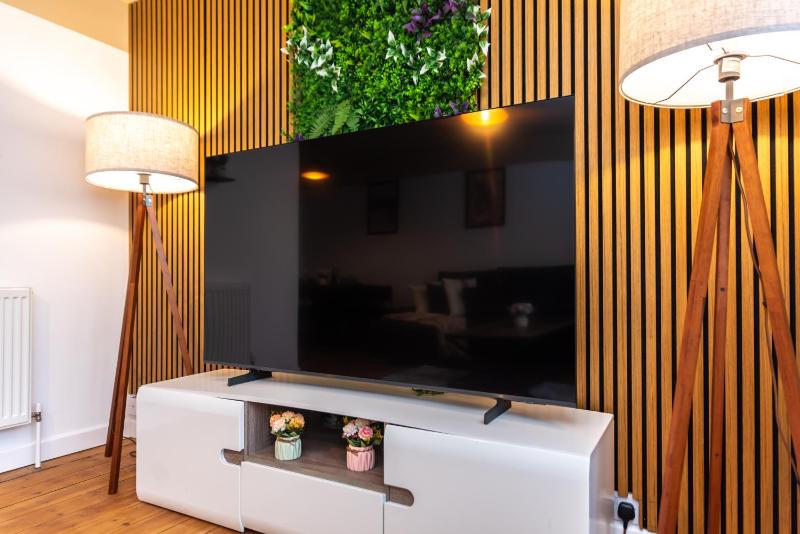 Open Mind Property- Hot tub Sauna & Free Parking - image 5