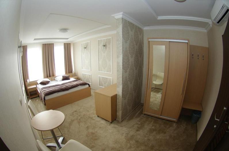 Double or Twin Room image 3