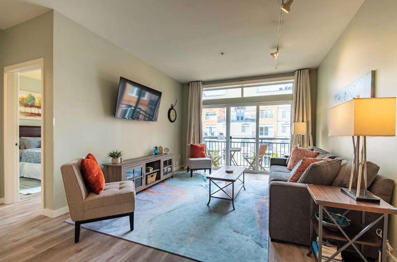 Spacious 2 Bedroom Condo with Pool - image 1