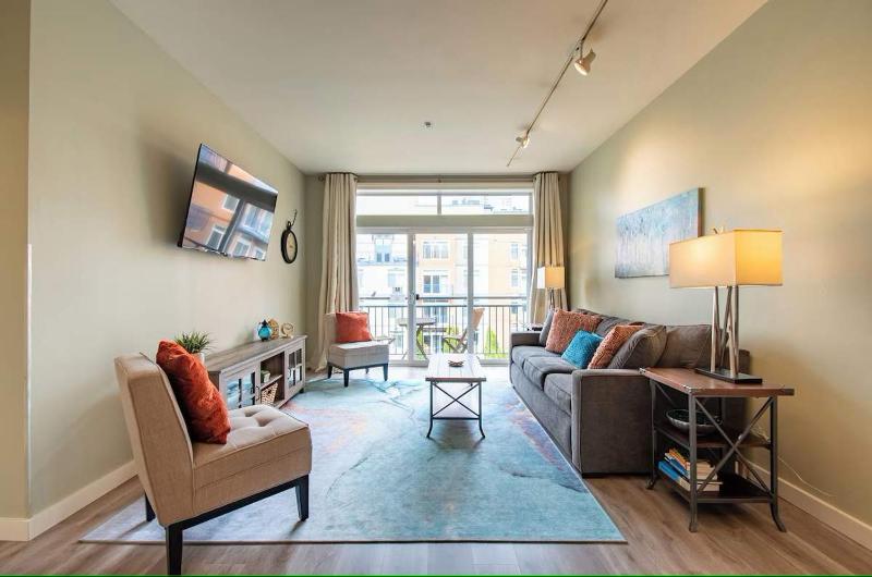 Spacious 2 Bedroom Condo with Pool - image 12