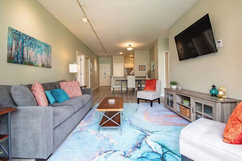 Spacious 2 Bedroom Condo with Pool - image 10