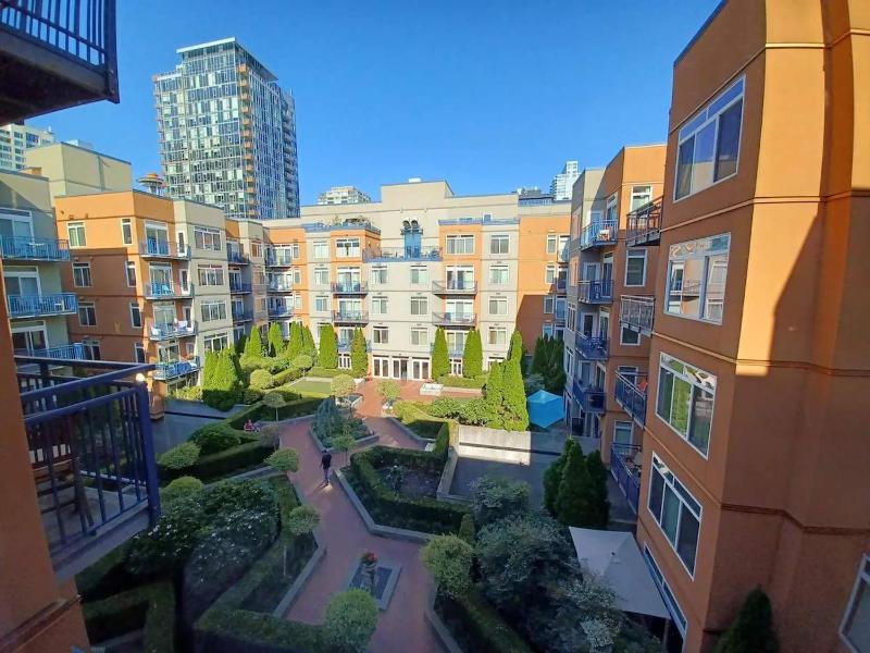 Spacious 2 Bedroom Condo with Pool - image 7