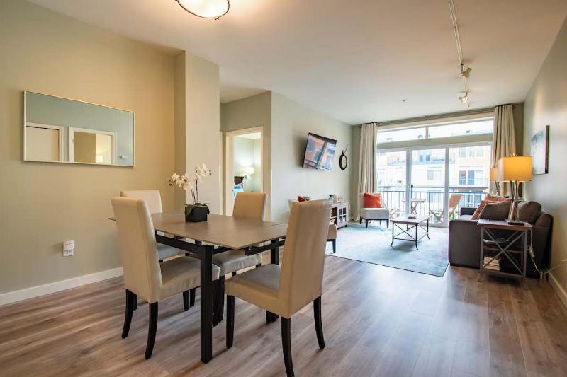 Spacious 2 Bedroom Condo with Pool - image 13