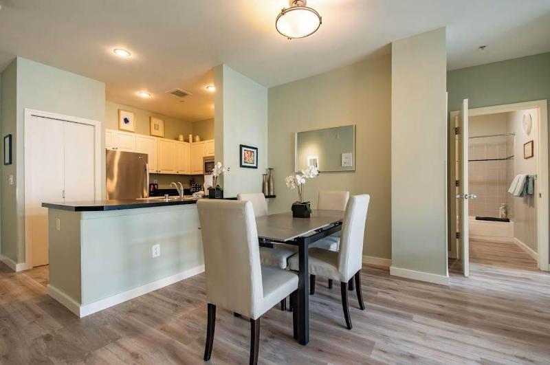 Spacious 2 Bedroom Condo with Pool - image 9