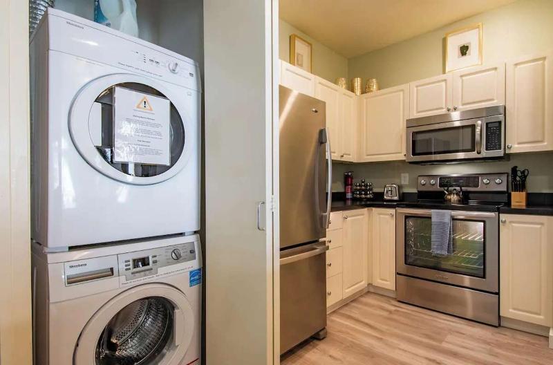 Spacious 2 Bedroom Condo with Pool - image 8