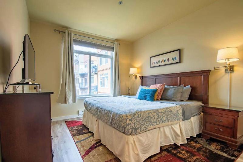 Spacious 2 Bedroom Condo with Pool - image 15