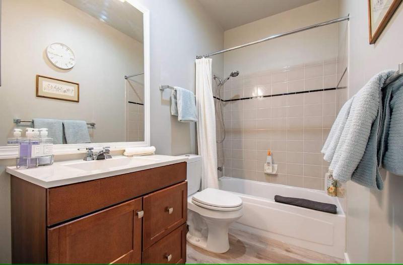 Spacious 2 Bedroom Condo with Pool - image 4